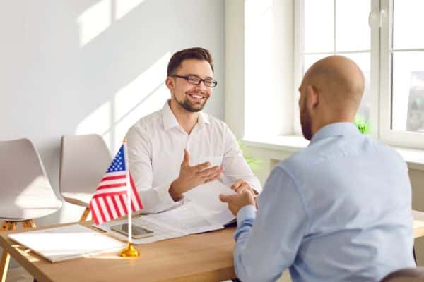 Nở nụ cười khi phỏng vấn visa Mỹ giúp tạo thân thiện và gần gũi