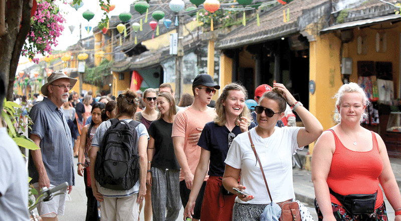 Du khách nước ngoài đến Việt Nam