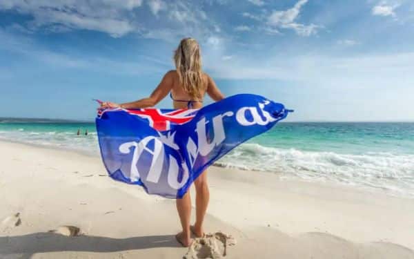 Du khách ở Úc đổ xô tắm biển vào mùa hè