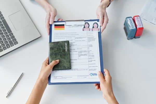 Đến ngày hẹn phải nộp đầy đủ hồ sơ xin visa